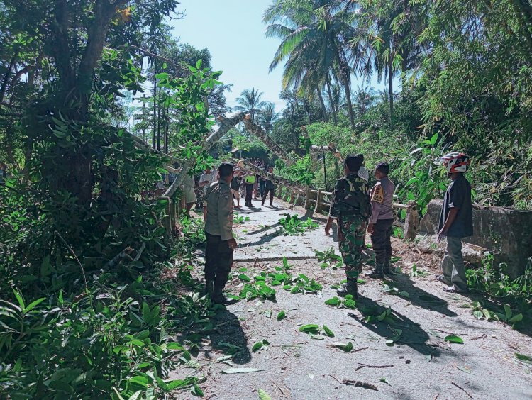 Aksi Terpuji Babinsa dan Bhabinkamtibmas Urai Kemacetan di Jalan H.R Koroh