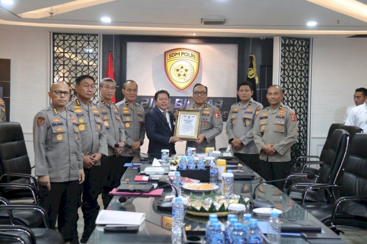 As SDM Irjen Dedi Prasetyo Terima Presisi Award Berkat Keterbukaan Rekrutmen Polri