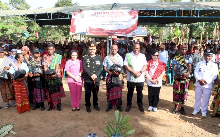 Hadir Pimpin Upacara HUT RI di Perbatasan, Wamendagri Apresiasi Kapolres Belu Merdekakan Masyarakat dari Kekeringan dan Kegelapan.-