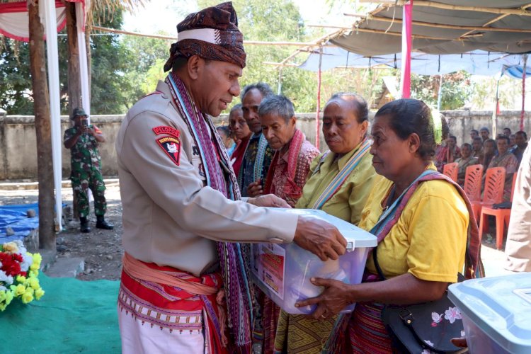 Peduli Pada Masyarakat diwilayah Perbatasan Negara Kapolda NTT Rela Jauh-Jauh Datang Ke Amfoang Timur