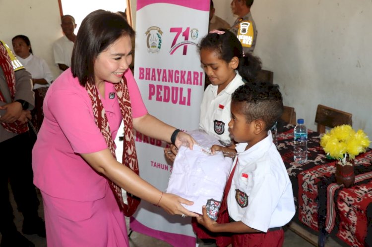 Datangi Tiga Sekolah di Desa Tesbatan II, Bhayangkari Cabang Kupang Serahkan Bantuan Bagi Siswa Kurang Mampu