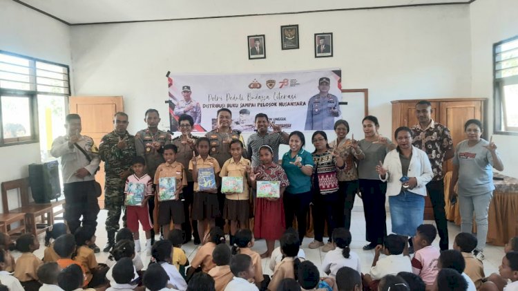 Hidupkan Budaya Literasi, Kapolres Kupang Bagi-Bagi Buku Kepada Pelajar di Baumata