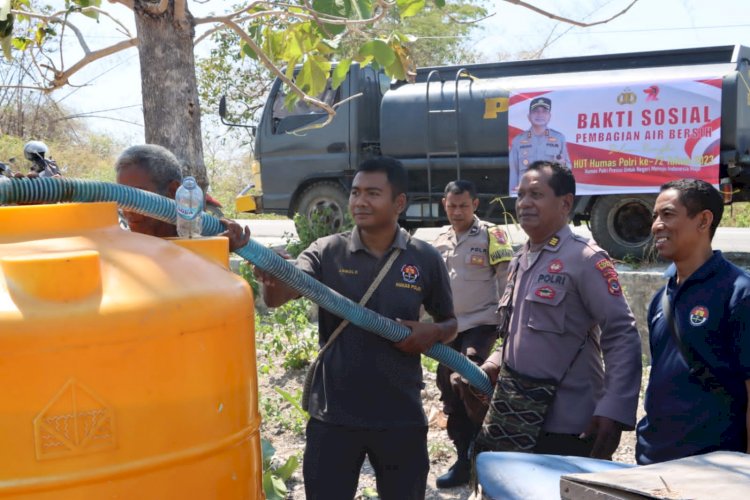 Peringati Hari Jadi ke-72, Humas Polres Kupang   Bagi-bagi Air Bersih Kepada Warga Pengungsi Seroja