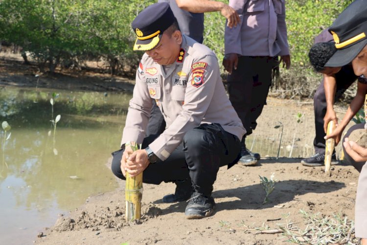 Semarakan HUT Humas Polri,  Kapolres Kupang Lakukan Cara Unik Selamatkan Pantai  Wisata Sulamanda