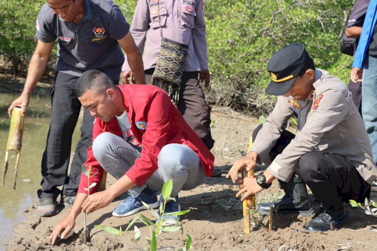 Humas Polres Kupang Gandeng Mahasiswa Gelar Bakti Lingkungan Selamatkan Pantai Wisata Sulamanda