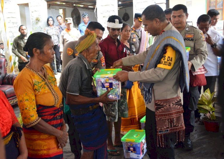 Kapolda NTT Bagikan Ratusan Sembako kepada Masyarakat Desa Kadi Pada Sumba Barat Daya