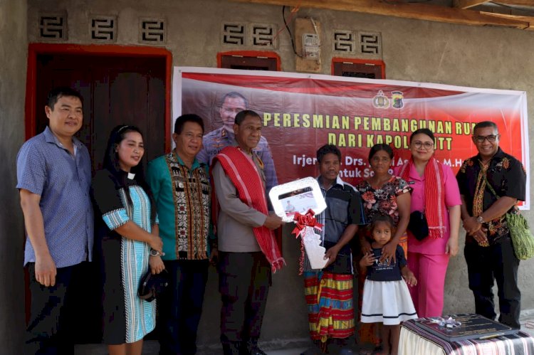 Penuh Haru, Ronalias Tefa Menangis Saat Terima Kunci Rumah Dari Kapolda NTT