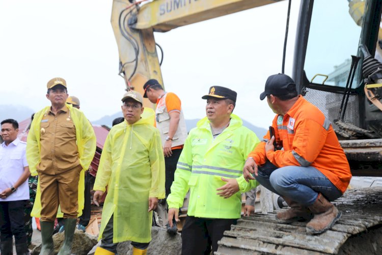 Kapolda Sumut Salurkan Bantuan dan Pastikan Pencarian Korban Longsor di Humbahas