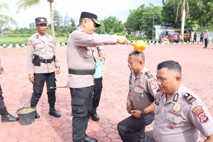 Seru dan Penuh Kesan, 46 Personel Polres Kupang yang Naik Pangkat Dapat Siraman Air Kembang dari Kapolres Kupang