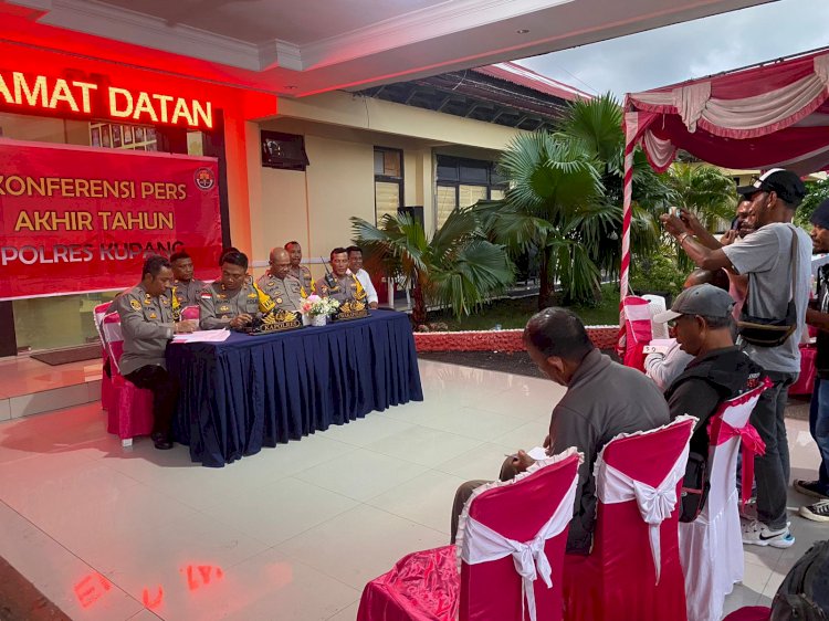 Konferensi Pers Akhir Tahun, Kapolres Kupang Beberkan Capaian Polres Kupang Atasi Gangguan Kamtibmas