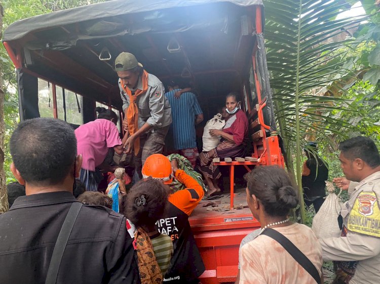 Polda NTT Bergerak Cepat: Evakuasi Korban Erupsi Gunung Lewotobi di Lewodulen.