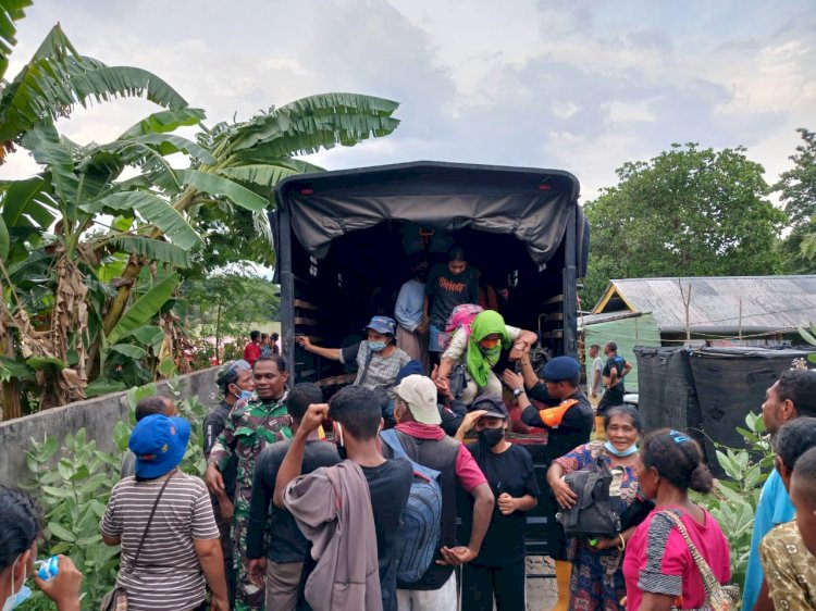 Tim SAR Brimob Polda NTT Evakuasi Warga Korban Erupsi Gunung Lewotobi di Desa Riang Rita