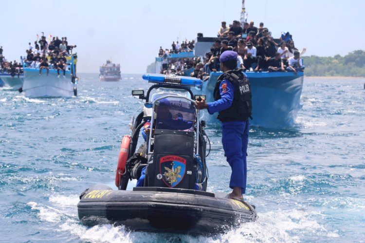 Pastikan berjalan Aman dan Lancar, Kapolda NTT Pantau Langsung Pengamanan Prosesi Laut Anta Tuan di Kapela Tuan Meninu