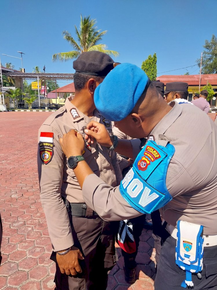 Tegas ! Kapolres Kupang Copot Brevet Personil yang Tidak Sesuai Aturan