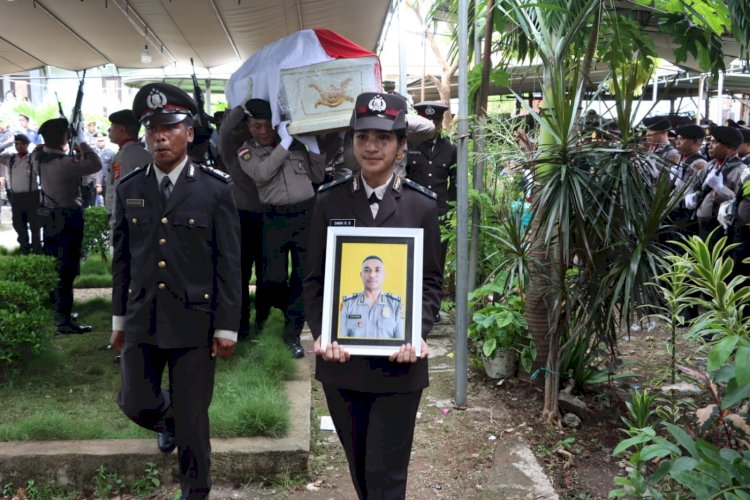 Beri Penghormatan Terakhir, Kapolres Kupang Pimpin Upacara Pemakaman Bripka Elvis Nenobesi