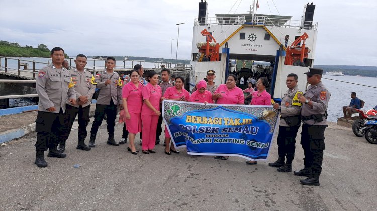 Polsek Semau Bagikan Ta'jil Gratis di Pelabuhan Hansisi