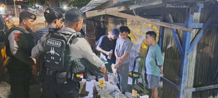 Susuri Ruas Jalan Timor Raya, Satgas Operasi Pekat Turangga 2025 Polres Kupang Bubarkan Pemuda Miras di Oesao