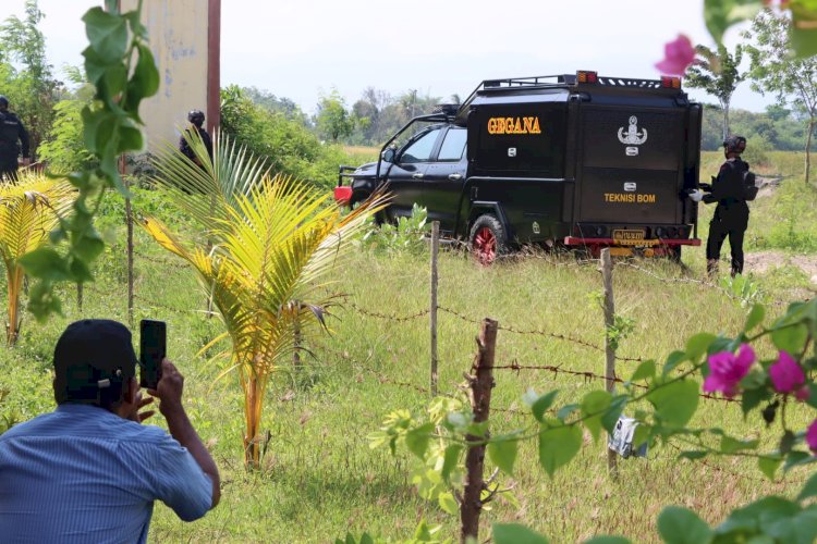 Kolaborasi Polres Kupang dan Satbrimob Polda NTT Disposal Tiga Bahan Peledak Yang Ditemukan di Takari