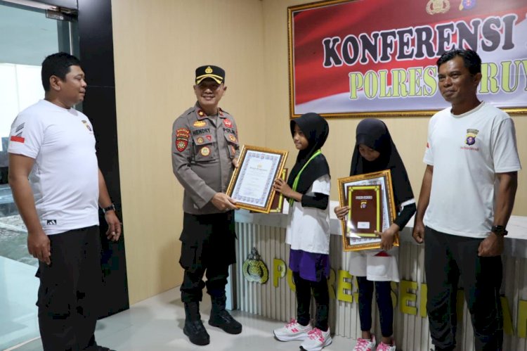 Dukung Pelajar di Dunia Olahraga, Polres Seruyan Beri Penghargaan 2 Atlet Muda Berprestasi