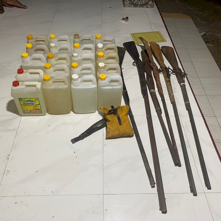 Satgas Gakkum Operasi Pekat Turangga 2025 Polres Kupang Amankan Senjata Rakitan dan 100 Liter Miras di Kecamatan Semau