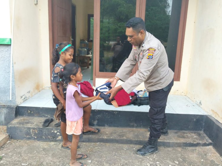 Aksi Sosial Aiptu Charles Maufani Berikan Bantuan Seragam Sekolah kepada Anak Yatim dan Kurang Mampu di Amfoang Timur