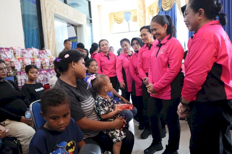 Kunjungi Raja Ampat, Ketum Bhayangkari Ny. Juliati Sigit Prabowo Salurkan Sembako hingga Gelar Khitanan Massal