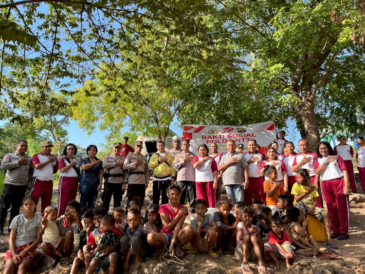 Polri Untuk Masyarakat: Biro Logistik Polda NTT Salurkan Air Bersih untuk Warga Pemulung di Pasir Panjang