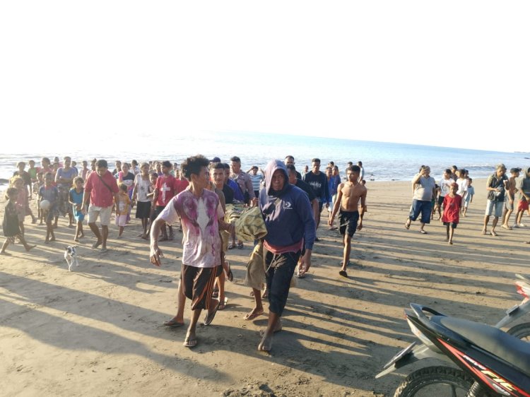 Polsek Amfoang Utara Evakuasi Mayat Warga Diduga Terseret Arus Laut di Pantai Taenane