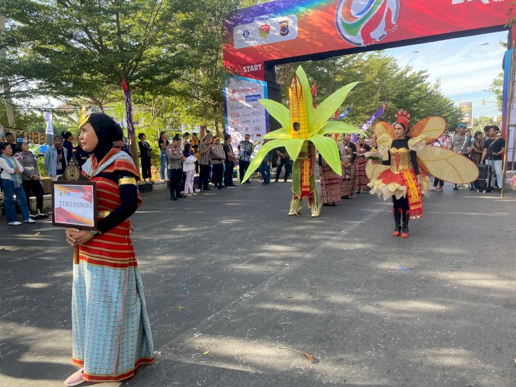 Tampilkan Busana Adat Unik, Polres Kupang Meriahkan Pagelaran Budaya Bhayangkara di Kupang Exotic Festival 2025
