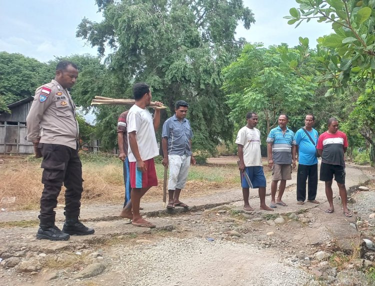 Bhabinkamtibmas Desa Bioba Baru Rutin Cek Jalan Rusak, Imbau Warga Waspada Bahaya Kecelakaan