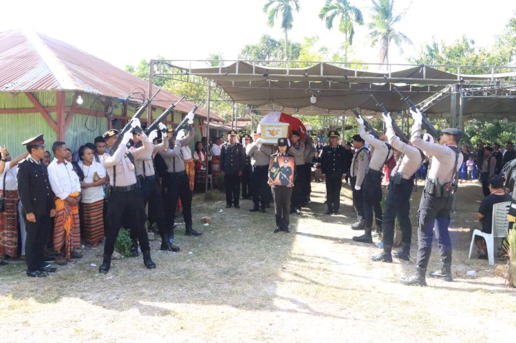 Wakapolres Kupang Pimpin Upacara Pemakaman Ipda Maksi Oematan, S.H. di Naibonat