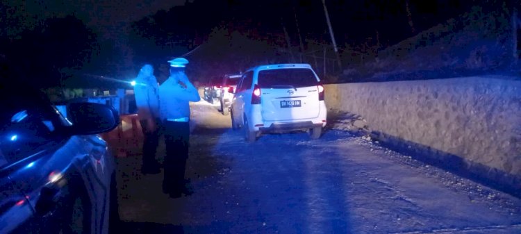 Satlantas Polres Kupang bersama Polsek Takari Amankan Lalu Lintas di Lokasi Longsor KM 70 Takari