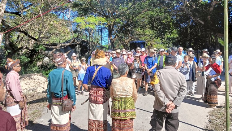 Polsek Amarasi Amankan Kunjungan 200 Wisatawan Mancanegara ke Istana Sonaf Baun Amarasi Barat
