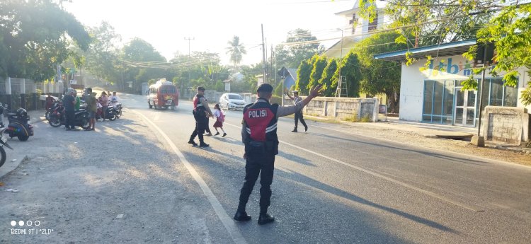 Perkuat Satuan Lalu Lintas, Unit Turjawali Satsamapta Polres Kupang Atur Arus Lalin di Titik Rawan Kemacetan Jalan Timor Raya