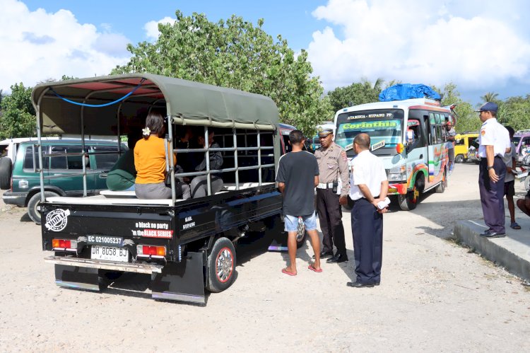 Polres Kupang Amankan Sosialisasi Surat Edaran Gubernur NTT tentang Angkutan Pasar di Terminal Noelbaki