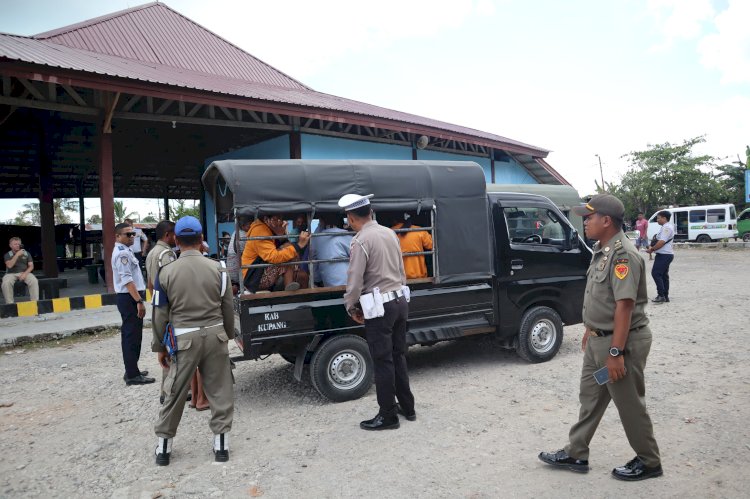 Hari Keempat Sosialisasi Surat Edaran Gubernur NTT Berlangsung Aman di Terminal Noelbaki