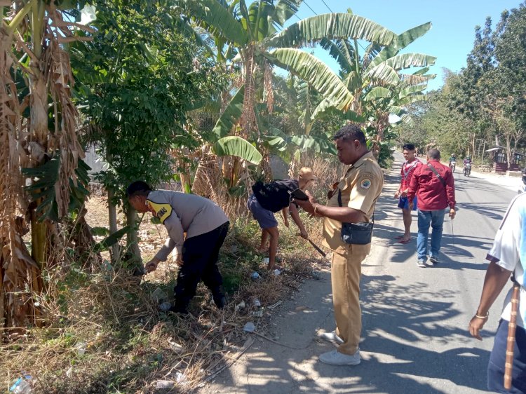 Wujudkan Lingkungan Bersih, Bhabinkamtibmas dan Warga Desa Oelomin Gotong Royong Bersihkan Jalan