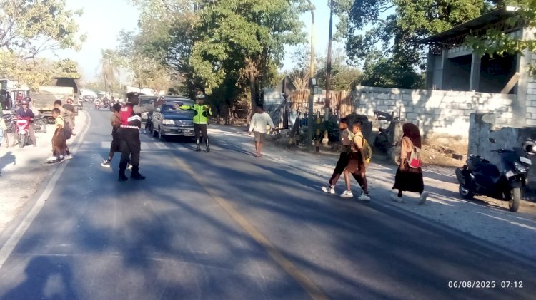 Unit Dalmas Polres Kupang Kawal Keselamatan Pelajar Lewat Pengaturan Pagi di Sejumlah Titik Sekolah