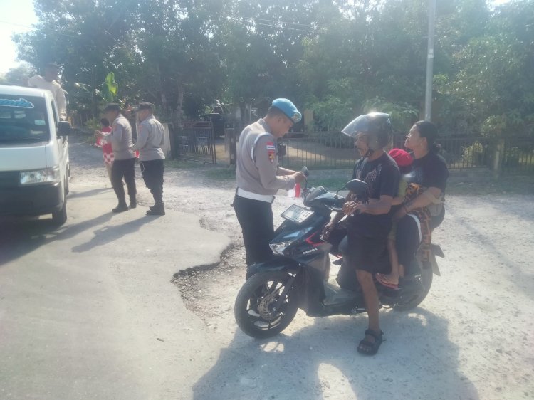 Polsek Kupang Barat Bagikan 200 Bendera Merah Putih kepada Pengendara