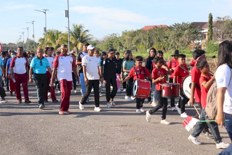 Kapolres Kupang Jalan Bareng Bupati, Wakil Bupati, dan Anak-Anak di Hari Anak Nasional