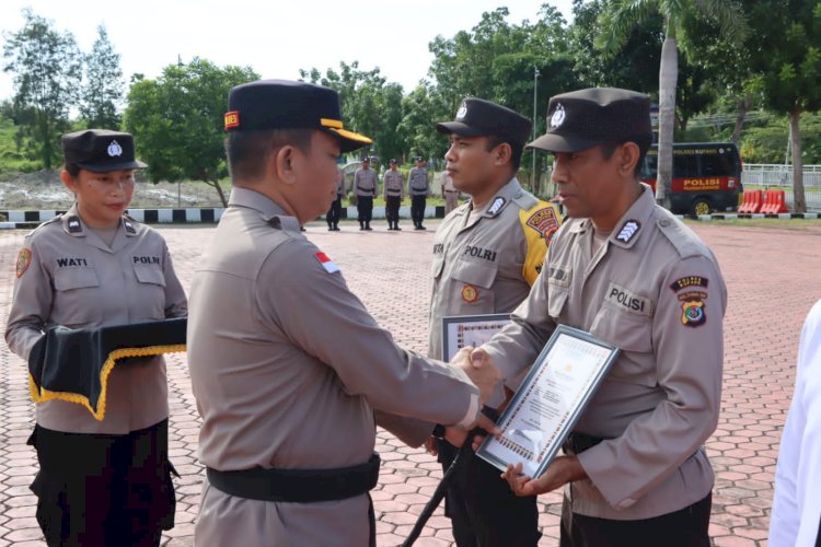 Polisi Jadi Guru Sukarela, Bripka Simeon Raih Penghargaan Kapolres Kupang