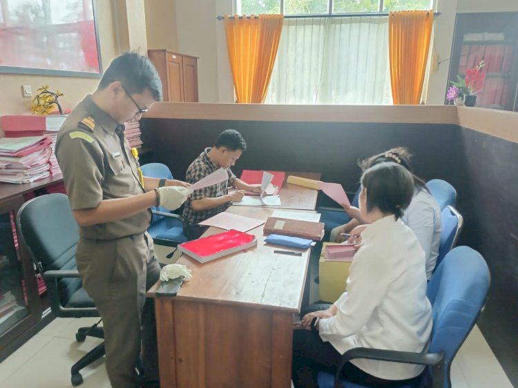 Polres Kupang Serahkan Tersangka dan Barang Bukti Kasus Pembuangan Bayi ke Kejaksaan Negeri