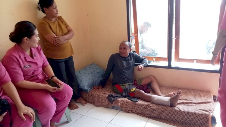 Bhayangkari Polres Kupang Gelar “Bhayangkari Peduli” Sambangi Purnawirawan, Warakawuri, Keluarga Tidak Mampu, dan Personel Polri yang Sakit