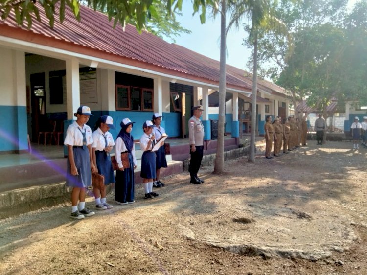 Kasat Binmas Polres Kupang Jadi Pembina Upacara di SMPN 5 Kupang Tengah, Ajak Siswa Hidup Disiplin dan Jauhi Kenakalan Remaja