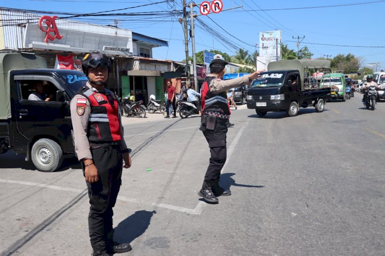PASTIKAN LALU LINTAS TERTIB DAN LANCAR, TURJAWALI POLRES KUPANG LAKUKAN PENGATURAN DI PASAR OESAO