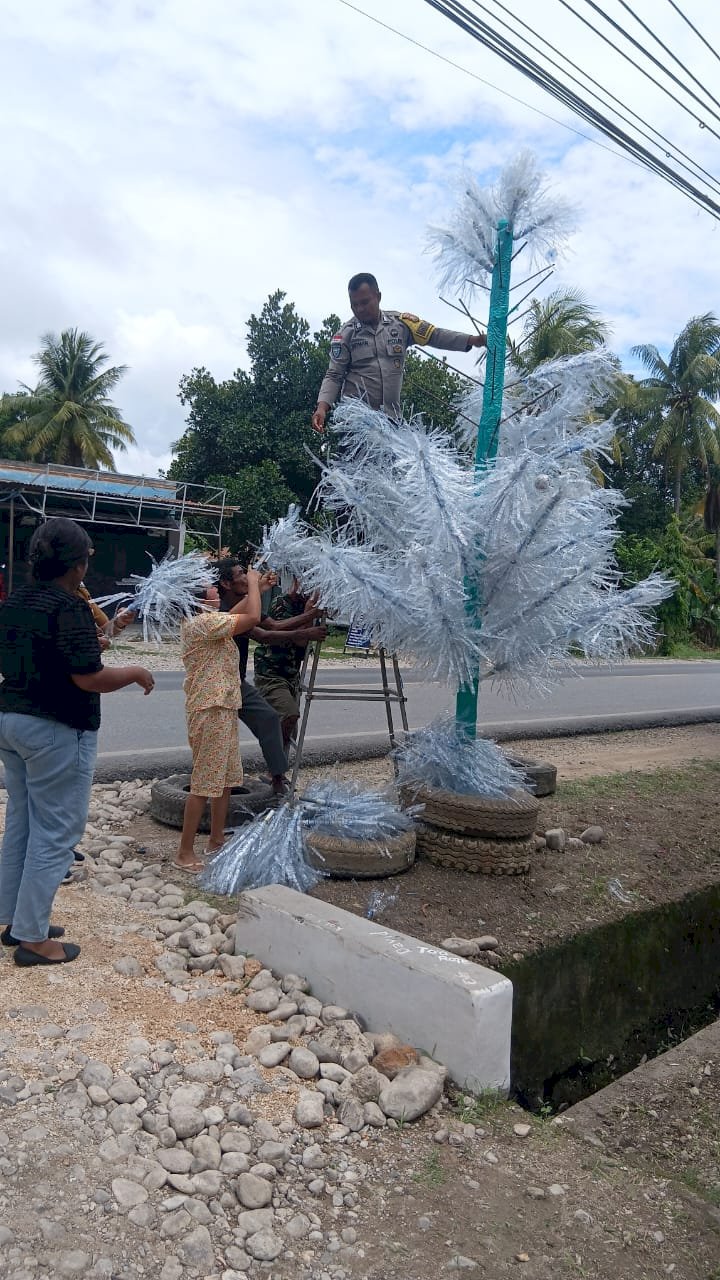 Partisipasi Bripka Sirman dalam Menghias Pohon Natal di Kelurahan Merdeka, Wujud Nyata Toleransi Beragama