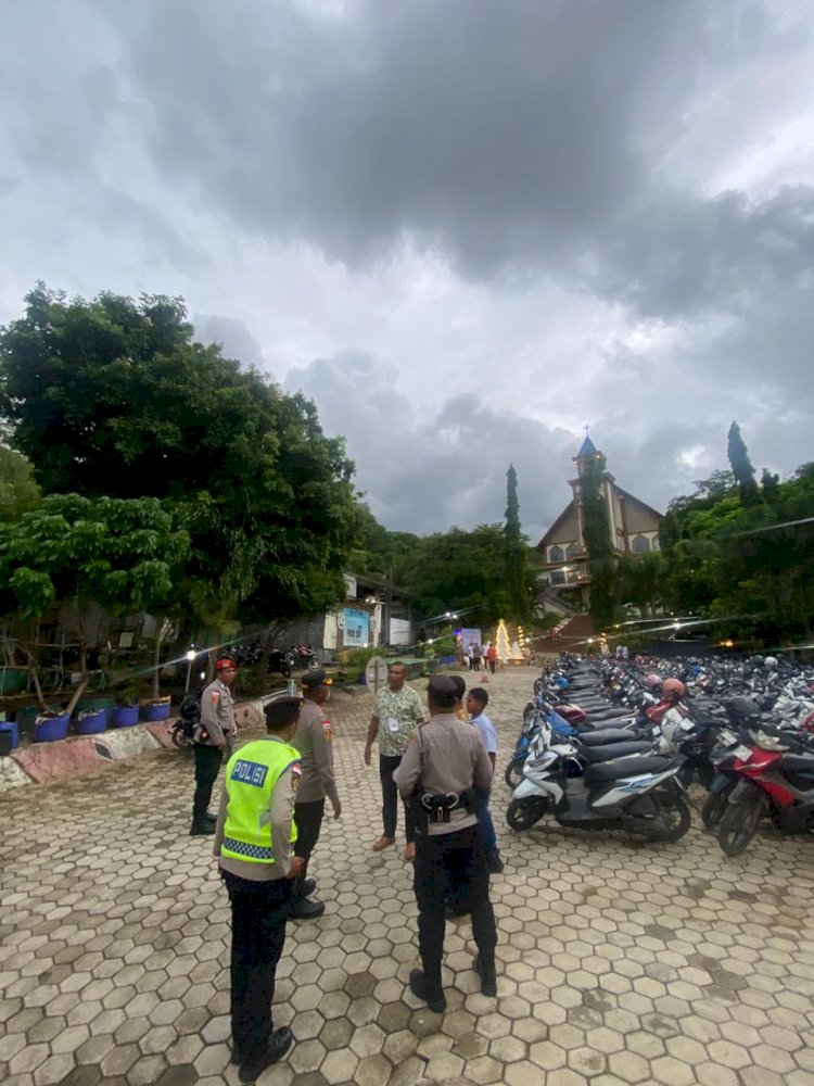 Pastikan Ibadah Malam Natal Aman, Kapolres Kupang Turun Langsung ke Sejumlah Gereja