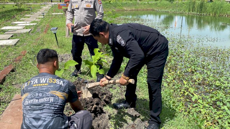 Kabid Humas Polda NTT Kunjungi Polres Kupang, Tanam Pohon Jambu Air dan Pesankan Nilai Kebersamaan