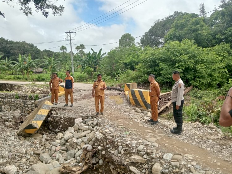 Kapolsek Fatuleu Dampingi Camat Fatuleu Barat Tinjau Lokasi Rawan Banjir di Desa Naitae