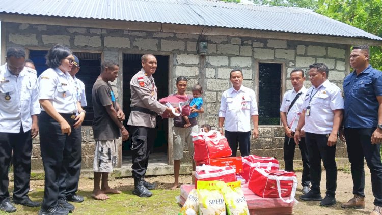Polsek Amarasi Dampingi Dinas Sosial Salurkan Bantuan bagi Warga Terdampak Longsor